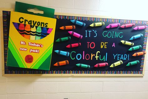 A fun bulletin board for the new school year! School Bulletin Boards Preschool, August Bulletin Boards, Crayon Bulletin Boards, Daycare Bulletin Boards, Toddler Bulletin Boards, Crayon Themed Classroom, Welcome Bulletin Boards, Elementary Bulletin Boards, Kindergarten Bulletin Boards