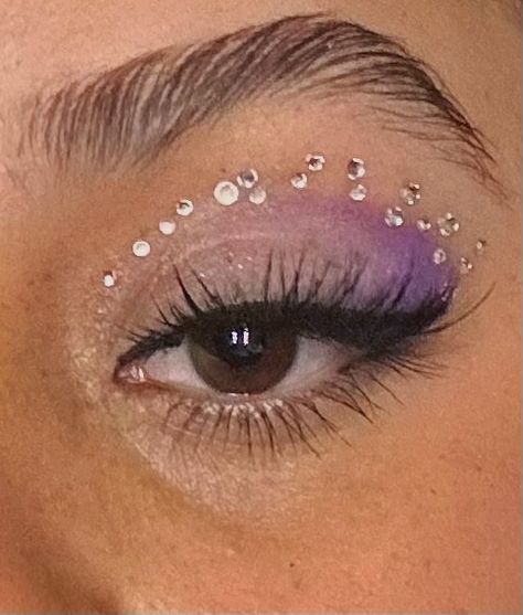 #euphoria #euphoriamakeup #makeup #purple #eyeshadow #eyemakeup #rhinestones #rhinstone #mua #cute #glittermakeup #makeuptutorial #fashion #aesthetic #makeupartist #makeuplover #purplemakeup Purple Silver Makeup Look, Olivia Rodrigo Purple Makeup, Olivia Rodrigo Guts Tour Makeup Ideas, Olivia Rodrigo Concert Hair Ideas, Purple Eye Makeup With Gems, Eras Tour Makeup Ideas Speak Now, Olivia Rodrigo Inspired Makeup, Olivia Rodrigo Makeup Looks Guts Tour, Olivia Rodrigo Makeup Looks Guts