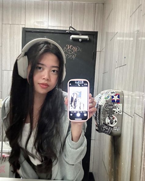 Sony Wh-1000xm5 Black, Sony Wh-1000xm5 Outfit, Sony Xm5 Headphones Outfit, Keeho Mirror Selfie, Xm5 Sony, Sony Xm5 Headphones Aesthetic, Sony Wh-1000xm5, Selfie With Headphones, Headphones Hairstyle