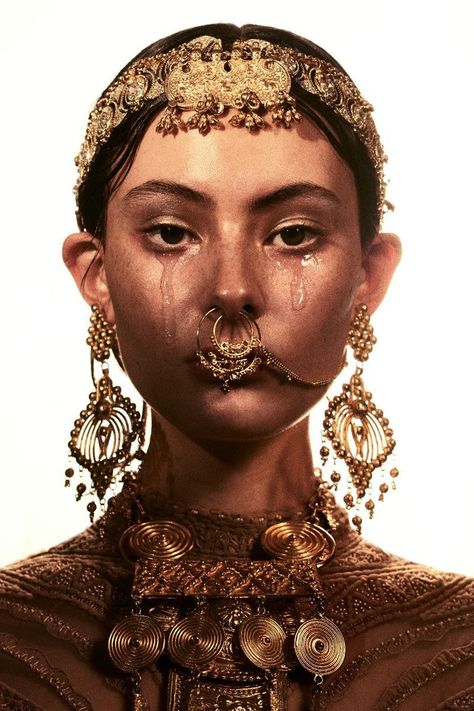 Empress for Beautiful Savage Elizaveta Porodina, Photographie Portrait Inspiration, Indian Aesthetic, Photo Reference, Art Reference Photos, Pose Reference, Character Inspiration, Art Inspo, Beautiful People