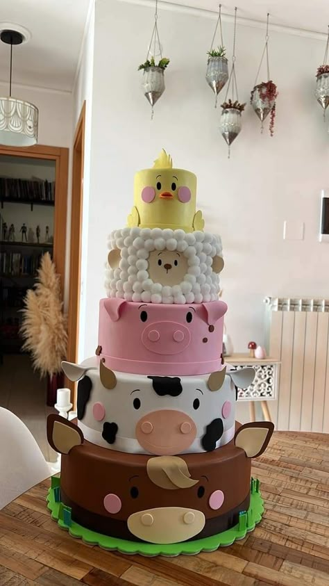 Diy Farm Cake Simple, Farmyard Birthday Party Food, Old Mcdonald Cake, Goat Cake Ideas, Farm Baby Shower Cake, Cake Farm Animals, Farm Party Food Ideas, Farm Animals Birthday Cake, Farm Themed Birthday Cake