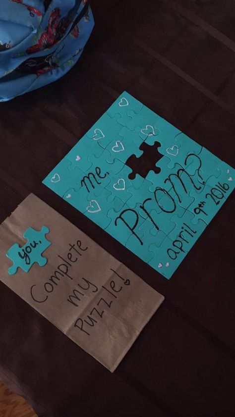 Put the puzzle pieces in the brown bag and give to the person you're asking to put it all together! Creative Prom Proposal Ideas, Prom Invites, Cute Promposals, Dance Proposals, School Dance Ideas, Prom Posters, Prom Proposals, Cute Homecoming Proposals, Cute Prom Proposals