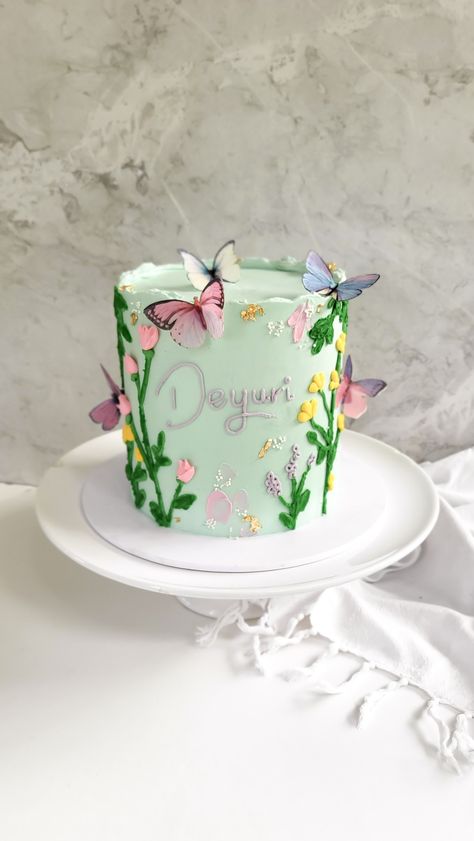 Floral Theme Birthday Party Outfit, Garden Themed Birthday Cake, Butterfly Bday Cake, Floral Butterfly Cake, Knife Flower Cake, Plant Cakes Ideas, Flower Smash Cake, Wildflower Birthday Cake, Flower Butterfly Cake