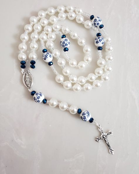 Rosary Ideas, Diy Rosary, Knotted Rosary, Protestant Prayer Beads, Rosary Jewelry, Custom Rosary, Catholic Crafts, Beautiful Beaded Bracelet, Christian Crafts