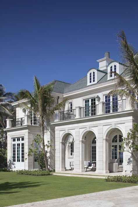 Mansion Exterior Design, Classic French House, French House Design Exterior, Modern And Classic House, Classic French Home Interiors, Chatue House, Elegant Home Exterior, French Exterior Design, Palm Beach House Exterior