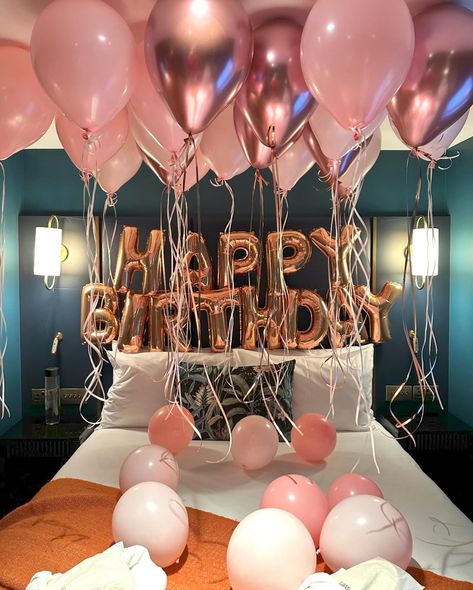 Birthday ideas? Beautiful hotel balloons for her✨ Made ready from office and positioned straight to your room. All done before your arrival 🎈🎉 Arrange a surprise setup for your loved with us in less than 5 minutes. Simple steps to book 👇 ➡️ DM us ➡️ Note where you’ll be staying ➡️ Attach an image of the what you’re after ➡️ Leave the rest with us We work across London and outside surrounding areas📍 Next day delivery available 🎉 Hotels are all tagged on posts 🪄 • • #hoteldecor #... Hotel Birthday Parties, Pretty Balloons, Instagram Message, Balloon Delivery, Balloon Centerpieces, Balloon Flowers, White Balloons, 25th Birthday, Number Balloons