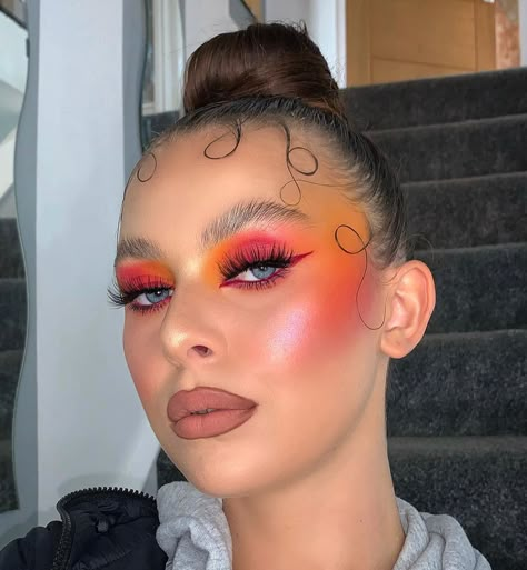 Pink And Orange Makeup, Sunset Makeup Looks, 15 Makeup Looks, Orange Makeup Looks, Editorial Makeup Looks, Euphoria Makeup Looks, Interesting Makeup, Sunset Eyeshadow, Scarecrow Makeup