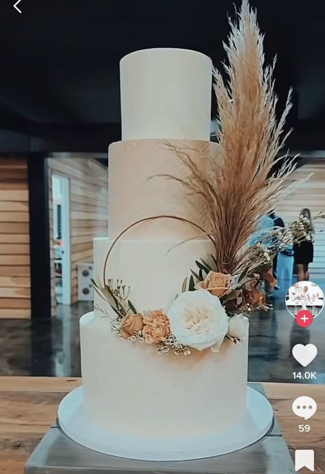 Rustic Wedding Cake With Pampas, Boohoo Wedding Cake, Boho Themed Wedding Cake, Shades Of Brown Wedding Decor, Wedding Cake Boheme, Wedding Cake With Pampas, Pampas Wedding Cake, Boho Wedding Cake Table, Pampas Grass Cake