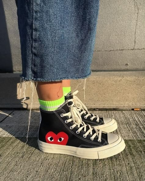 Cdg Converse Outfit, Heart Converse, Mode Indie, Cdg Converse, Converse Style Women, Cd Diy, Boys Converse, Dr Shoes, Fresh Shoes