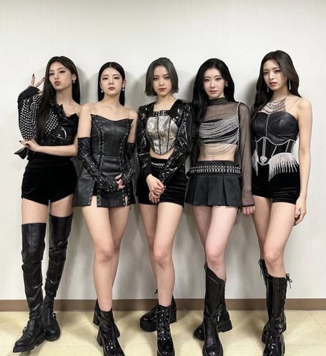 Itzy Ot5, Kpop Concert Outfit, Preformance Outfits, Black Hair Kpop, November 30, Couple Outfits, Girl Bands, Performance Outfit, Kpop Outfits