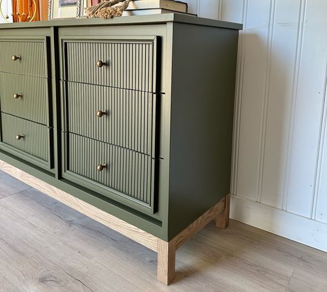 || AVAILABLE || Nine drawer modern dresser in a stunning olive tone, slat textured drawer fronts, a beautiful oak base and brass hardware 😍 Plenty of storage space with 9 drawers! Measurements- 66” x 17” x 31.5” Please send a message if interested in purchasing this. Located in Elrose, SK. We offer deliveries SK and AB wide and to certain locations in MB and BC. #beforeafterfurniture #thecuratedattic #saskatchewan #alberta #calgary #edmonton #olivegreenfurniture Ribbed Dresser Furniture, Ribbed Drawer Fronts, Green Dresser Cane Webbing, Inlaid Wood Dresser, Before After Furniture, Olive Tone, Textured Trellis Six-drawer Dresser, Green Furniture, Work Diy