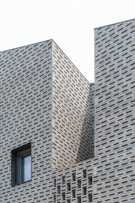 The Masonry House,© Song Yousub Biophilic House, Modern Masonry, Cmu Block, Concrete Masonry Unit, Square House, Brutalism Architecture, Brick Detail, Exhibition Building, Roof Shapes