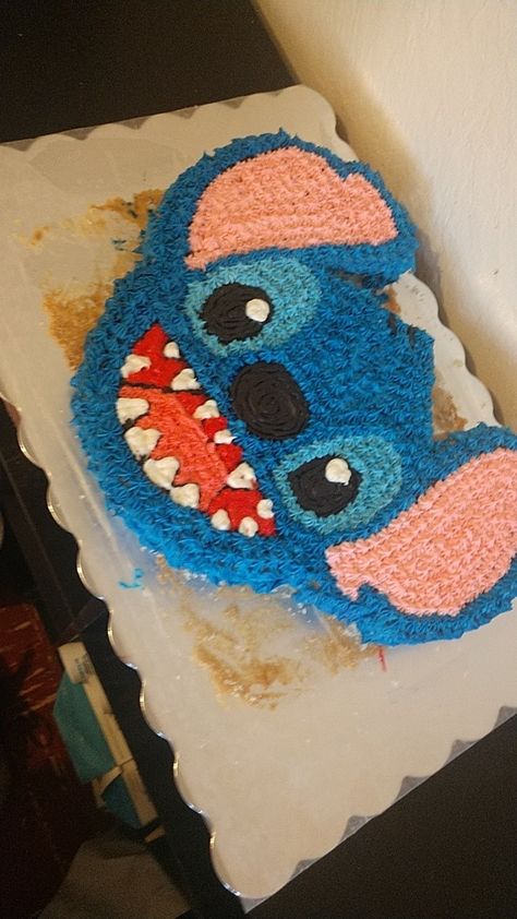 Stitch Cupcake Cake Ideas, Lilo And Stitch Cupcake Cake, Easy Diy Stitch Cake, Easy Stitch Cake Ideas, Disney Stitch Cake Ideas, Stitch Pull Apart Cupcakes, Lilo And Stitch Birthday Cakes, Stitch Birthday Cake Easy, Diy Stitch Cake