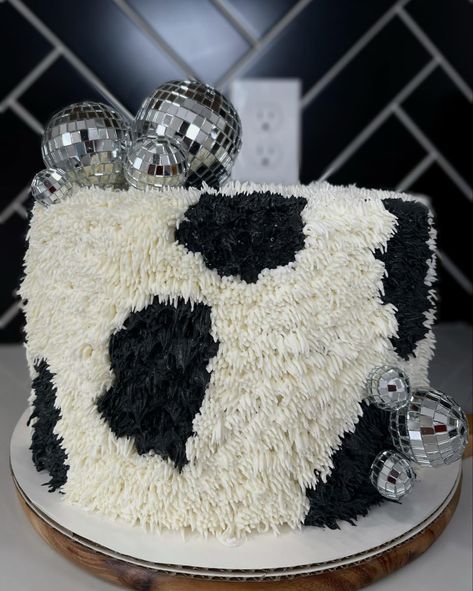 Cow Shag Cake, Buttercream Cow Print Cake, Cow Print Birthday Cake Ideas, Diy Cow Print Cake, Cowprint Birthday Cakes, Man I Feel Like I’m One Birthday Cake, Diy Cow Cake, Cow Print Smash Cake, Cow Print Birthday Cake