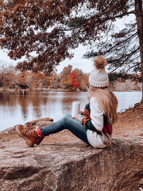 Photoshoot Park, Aesthetic Fall Outfits, Blogger Poses, Forest Adventure, Lake Photography, Girl Beanie, Fall Styles, Weather Boots, Aesthetic Fall