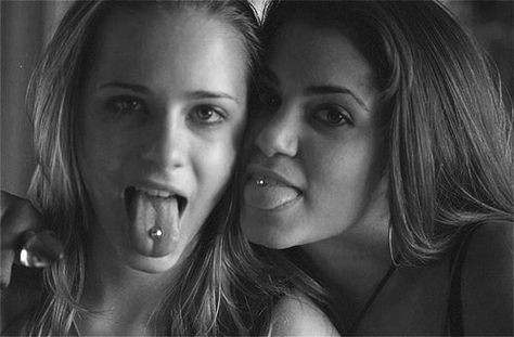 Piercing lengua. Thirteen Movie Evie, Tracy And Evie, Thirteen 2003, Thirteen Movie Aesthetic, Thirteen Movie, Rachel Wood, Evan Rachel Wood, Nikki Reed, Palaye Royale