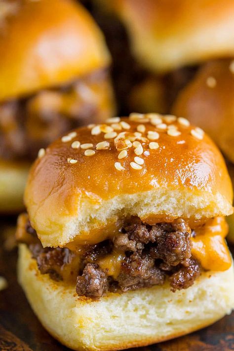 Easy Cheeseburger Sliders Oven Sliders, Easy Cheeseburger Sliders, Ground Beef Sliders, Hamburger Sliders, Family Dinner Night, Fluffy Dinner Rolls, Breakfast Slider, Cheeseburger Sliders, Food Plate