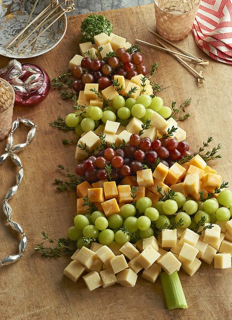 ciao! newport beach: 12 easy ideas for Christmas Finger Grapes, Snacks Platter, Appetizer Easy, Holiday Cheese, Platter Board, Cheese Appetizer, Gifts Drawing, Christmas Party Table, Easy Foods