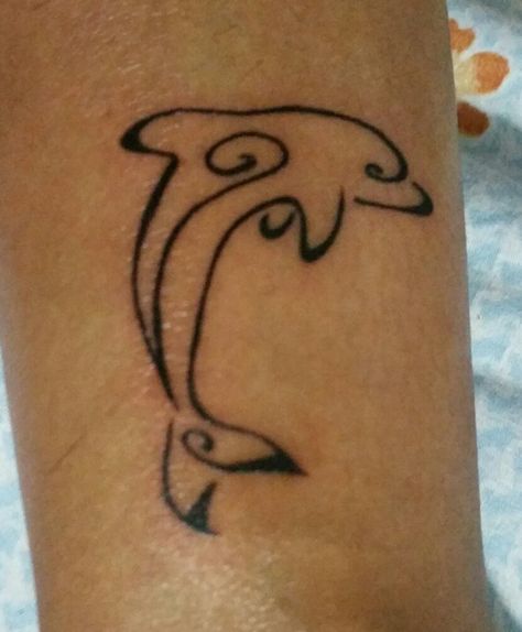 Dolphin Hawaiian Tattoo, Henna Designs Dolphin, Dolphin Henna Tattoo, Henna Designs Stingray, Dolphin Henna, Tattoo Dolphin, Summer Henna Designs, Beach Henna, Henna Animals