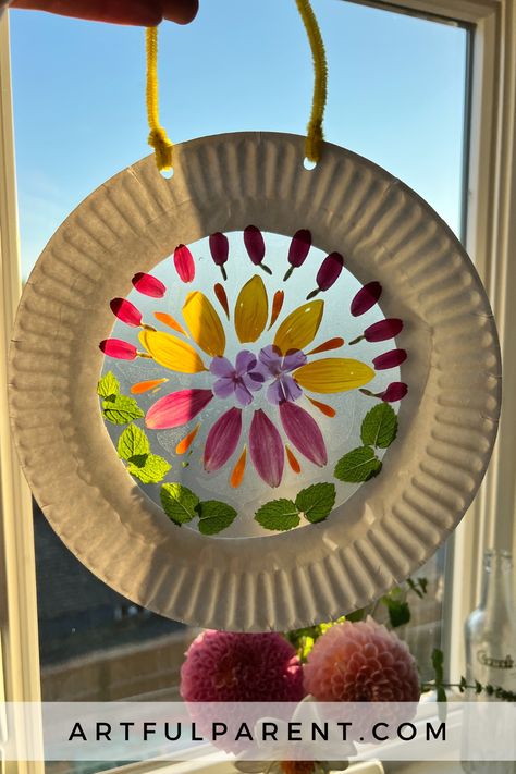 Suncatchers For Kids, Autumn Arts And Crafts, Nature Art For Kids, Spring Toddler Crafts, Leaf Craft, Suncatcher Craft, Leaf Crafts, Paper Plate Crafts, Plate Crafts