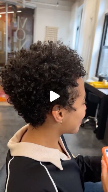 Short Natural Hairstyle on Instagram: "@themonacut YAAAAAAS SHAPE! 💁🏽‍♀️  Follow @shortnaturalhairstyle Use #shortnaturalhairstyle to share Click our profile link 🔗 for curly treats 🎉  #shorthairgang #shorthairstyle #shorthairdontcare #shorthair #shorthaircut #twa #taperedtwa #taperedcut #curllove #curlspopping #curldefinition #thecutlife #baeswithfades" Short Curly Haircuts 3c, Short Curly Crochet Hairstyles, Coily Hair Hairstyles, Big Chop Curly Hair, Short Twa Hairstyles, Big Chop Inspiration, Curled Pixie Cut, Natural Short Cuts, Curled Pixie