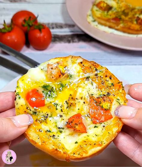 Egg Bagels, Bagels Healthy, Air Fryer Recipes Uk, Uk Breakfast, Airfryer Breakfast, Prepare Breakfast, Egg Bagel, Healthy Breakfast Idea, Mini Breakfast