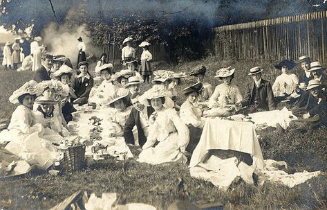 Picnics And Picnicking in Edwardian England Edwardian England, Vignette Design, Victorian Life, Edwardian Era, Edwardian Fashion, The Grass, Vintage Pictures, Vintage Photographs, Vintage Photography