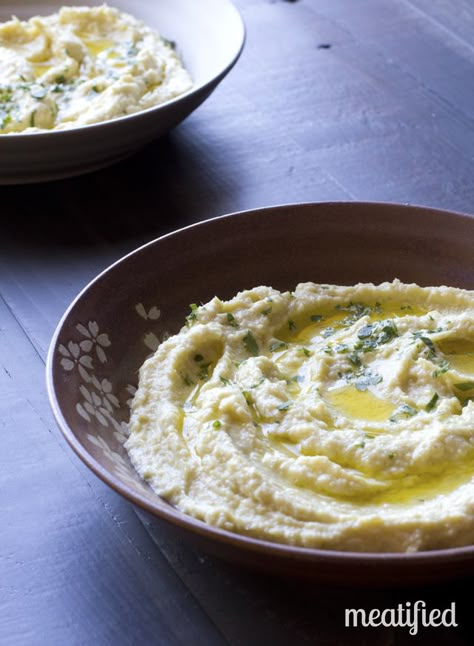 If you're looking for a bean free and Autoimmune Protocol friendly hummus recipe, try this creamy Garlic & Artichoke Hummus! 4 ingredients, no hassle. Aip Appetizers, Garlic Artichoke, Artichoke Hummus, Paleo Pesto, Aip Snack, Aip Snacks, Autoimmune Protocol Recipes, Autoimmune Paleo Diet, Paleo Appetizers