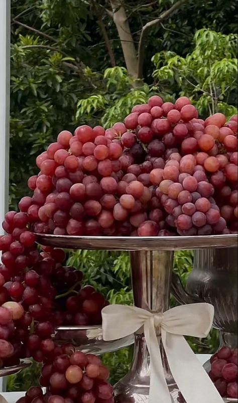 Grapes Centerpiece, Banquet Food, Purple Fall Wedding, Fruit Centerpieces, Fruit Wedding, Melbourne Wedding, Red Grapes, Winter Party, Civil Wedding