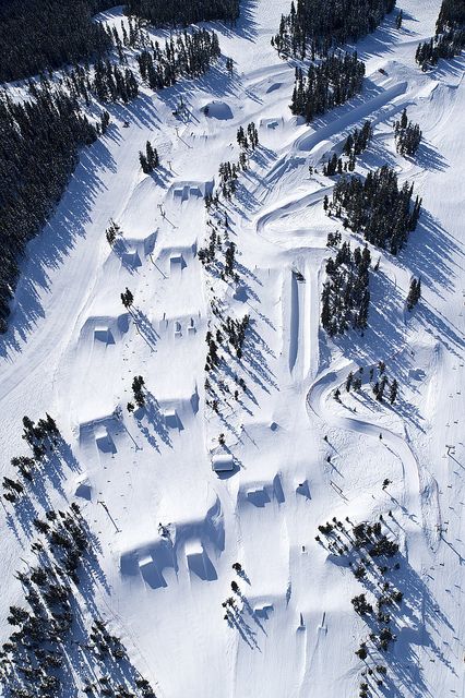 Blackcomb terrain park build-out from above. Left-hand line: Highest Level park, AKA Black park. Middle is the Blue park, the windy thing on the side is a skiercross course. Superpipe @ top right corner Ski Magazine, Snow Park, Backcountry Snowboarding, Snow Boarding, Whistler Blackcomb, Snow Fun, Vail Colorado, Lake George, Snow Sports