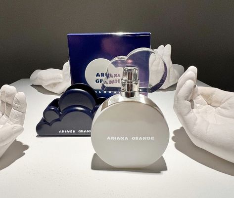 Ariana Fashion, Cloud Perfume, Perfume Inspiration, Lavender Blossom, Ariana Grande Perfume, Designer Fragrance, Luxury Perfumes, Vanilla Orchid, Luxury Perfume