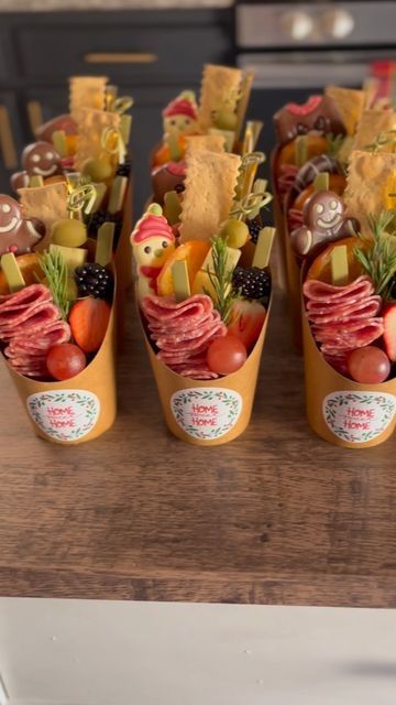 Christmas Snack Cups, Holiday Charcuterie Cups, Charcuterie Cups Christmas, Christmas Charcuterie Cups, Fall Charcuterie Cups, Charcuterie Cups, Food Art Christmas, Christmas Snack Recipes, Veggie Cups