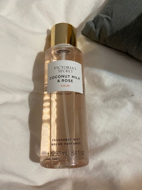 Profumo Victoria Secret, Coconut Perfume, Victoria Secrets Coconut, Victoria Secret Body Spray, Victoria Secret Body Mist, Rose Body, Perfume Organization, Perfume Body Spray, Rose Perfume