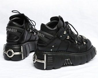 Punk Style Women, Grunge Shoes, New Rocks, Dark Punk, Alternative Shoes, Basket Style, Dr Shoes, Basket Noir, Closet Shoes