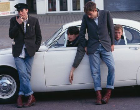 blur-drmartens Britpop Fashion, Chuck Taylors Outfit, 90s Britpop, Graham And Damon, Skinhead Boots, Damon Blur, Blur Damon Albarn, Damon Albarn Blur, Blur Band