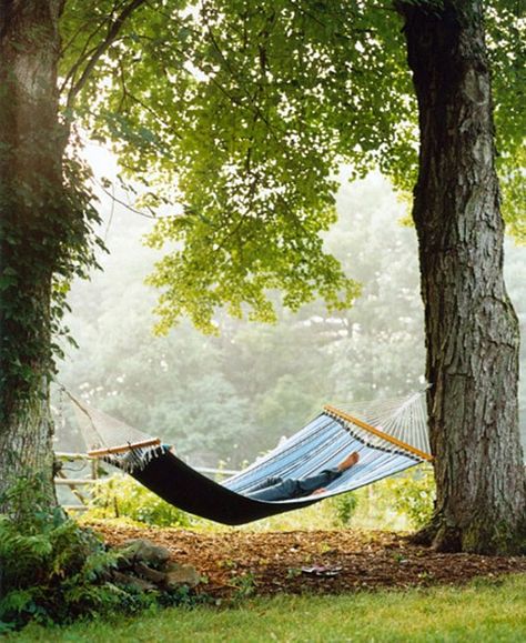 21 Inspirational examples of outdoor summer lounging spaces Home Tumblr, Have Inspiration, Peaceful Places, Spring Day, Simple Pleasures, Event Styling, Country Life, Country Living, Patio Decor