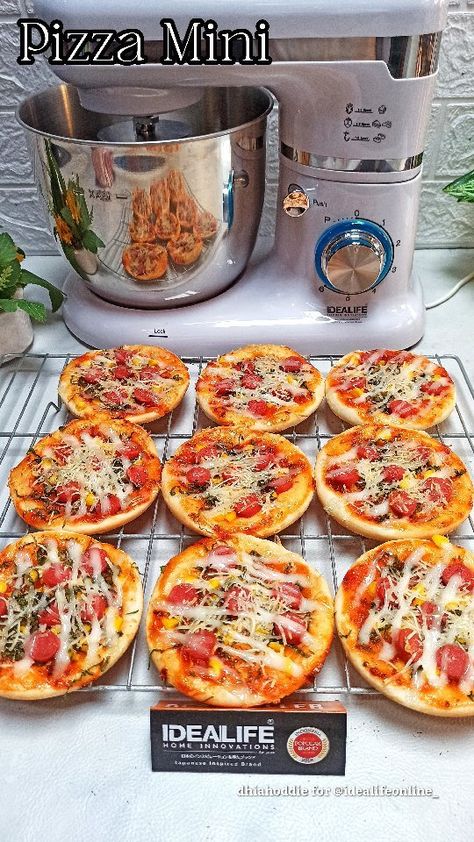 Pizza Mini, Resep Pizza, Pizza Homemade, Pembuat Roti, Frozen Pizza, Mini Pizza, Bread And Pastries, Homemade Pizza, Bruschetta