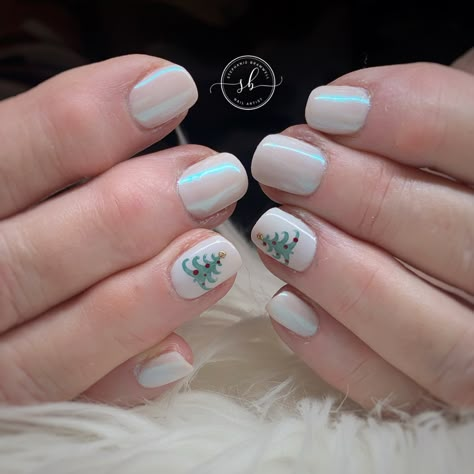 White Chrome Nails Christmas, White Nails With Christmas Tree, Cream Christmas Nails, White Christmas Tree Nails, White Short Christmas Nails, White Chrome Christmas Nails, White Nails Chrome, Chrome Christmas Nails, Christmas Shellac Nails