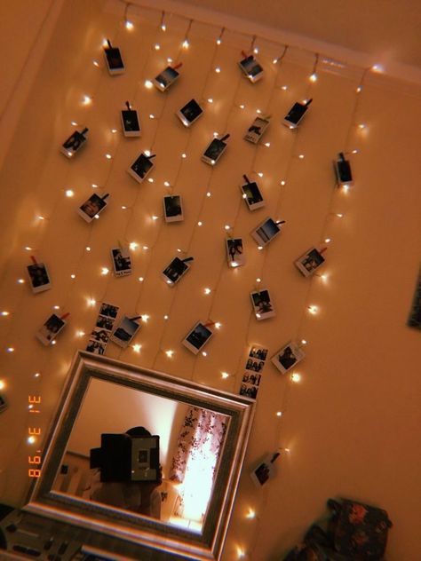 Polaroid Display, Tumblr Bedroom, Polaroid Wall, Diy Room Decor For Teens, Fairy Lights Bedroom, Teen Room Decor, Bedroom Color Schemes, Christmas Bedroom