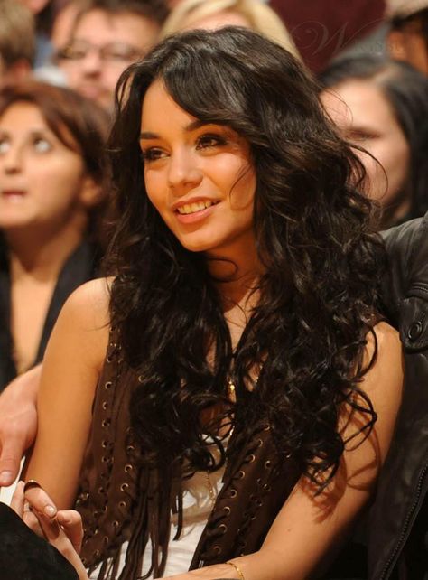 vanessa curly Gabriela Montez, Vanessa Hudgens Hair, Vanessa Hudgens Style, Black Hair Extensions, Medium Curly Hair Styles, Vanessa Hudgens, Winter Hairstyles, Synthetic Lace Front Wigs, Love Hair