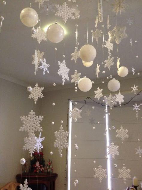 Snow Day Decorations, Falling Snow Decoration, Christmas Snow Flakes Decoration, Let It Snow Theme Decor, White Christmas Decor Office, Snow Flake Decoration, Snow Table Decorations, Snow Theme Christmas Decorations, Winter Wonderland House Decor