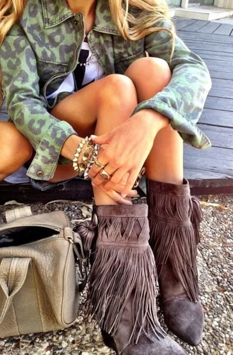 love the shoes & jacket!! Perfect way to wear "camo" Boho Chique, Cher Horowitz, Ethno Style, Look Festival, Oh My Goddess, Mode Hippie, Estilo Hippie, Camouflage Jacket, Mode Boho