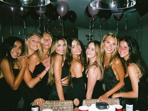 Birthday Photos With Friends, Party Aesthetic Photos, Party Pictures With Friends, Birthday Party With Friends, Friends Photo Ideas, Friends Vibe, Birthday With Friends, Greece Girl, 6 Friends