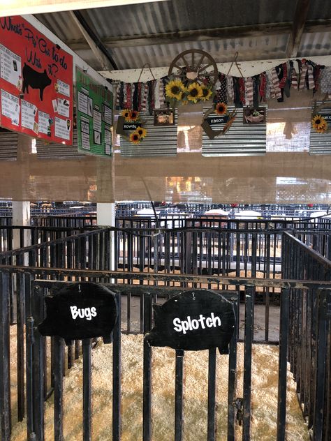 Livestock Stall Decorations, Ffa Fair Decorations Stalls, Fair Animal Pen Decorations, 4 H Pen Decorations, County Fair Stall Decorations Ideas, Fair Stall Decorations Ideas, Fair Pen Decorating Ideas, 4h Fair Stall Decorations, 4h Barn Decorations For Fair