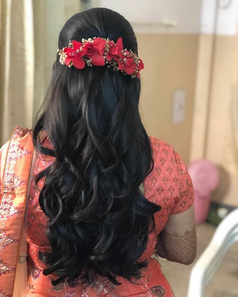 Red Rose Hairstyle, South Indian Hairstyle, 18th Debut, Red Quince, Engagement Hairstyles, Bengali Wedding, Open Hairstyles, Hair Do, Red Rose Flower