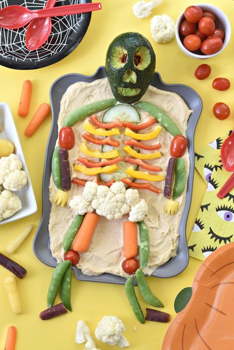 This skeleton veggie platter is the perfect healthy party appetizer yet still frightful enough to make your guests do a double take! Vegan Halloween Recipes, Savory Halloween Food, Halloween Veggie Tray, Fun Halloween Appetizers, Healthy Party Appetizers, Vegan Halloween Food, Healthy Halloween Food, Veggie Platter, Healthy Halloween Treats