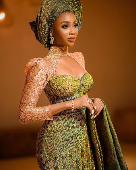 10 Stunning Aso-Oke Styles For Stylish Women - KAYNULI Asobi Styles, Yoruba Wedding Dress, African Bride Dress, Nigerian Wedding Dresses Traditional, Nigerian Wedding Dress, African Traditional Wedding Dress, Nigerian Lace Styles Dress, Stylish Naija, African Wedding Attire