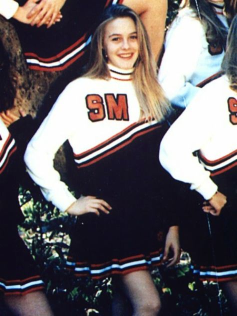 Stars who were cheerleaders first - cheerleading uniforms from the past Alicia Silverstone 90s, Cher Horowitz, Alicia Silverstone, Retro Pictures, Katie Couric, Cheerleading Uniforms, Pom Pom Girl, Becoming An Actress, Clueless Outfits