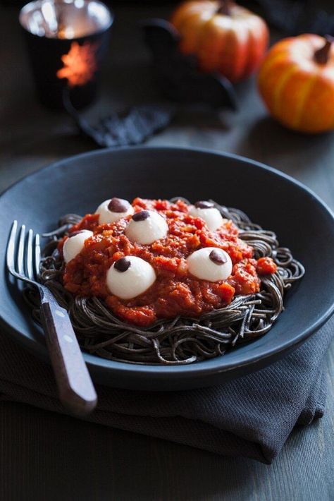 Eyeball Pasta Halloween, Halloween Noodles Food, Eyeball Halloween Food, Halloween Pasta Recipes, Halloween Themed Pasta, Halloween Pasta Ideas, Eyeball Pasta, Halloween Meals For Party, Halloween Themed Food Dinner