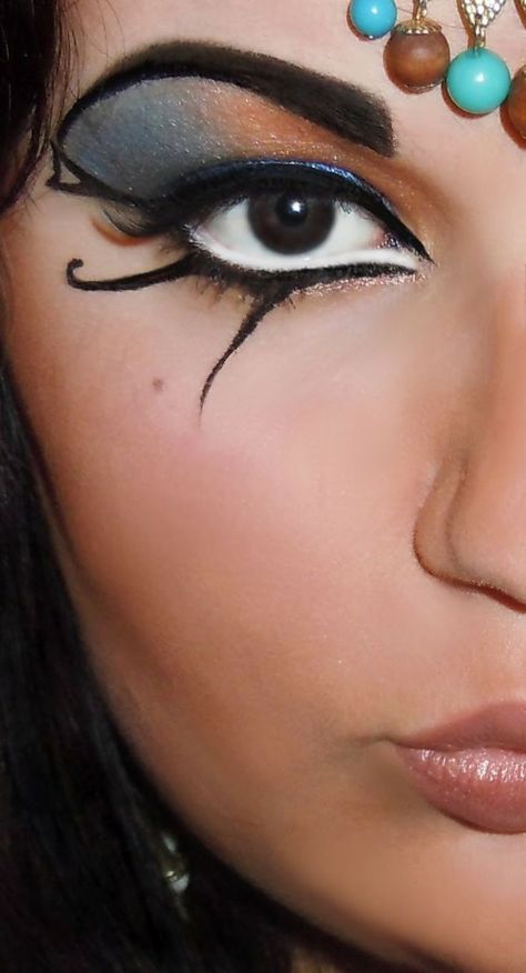 Egyptian make-up , Egyptian eyeliner, Egyptian costume , make-up tutorial, Egyptian eye , horus eye , eyeshadow, makeup tips Ancient Egypt Makeup, Ancient Egyptian Makeup, Egyptian Eyeliner, Egyptian Make Up, Egypt Makeup, Egyptian Eye Makeup, Cleopatra Makeup, Egypt Eye, Beautiful Halloween Makeup